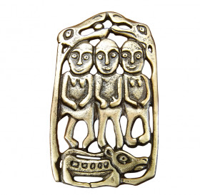 Pendant "Three people on a lizard"