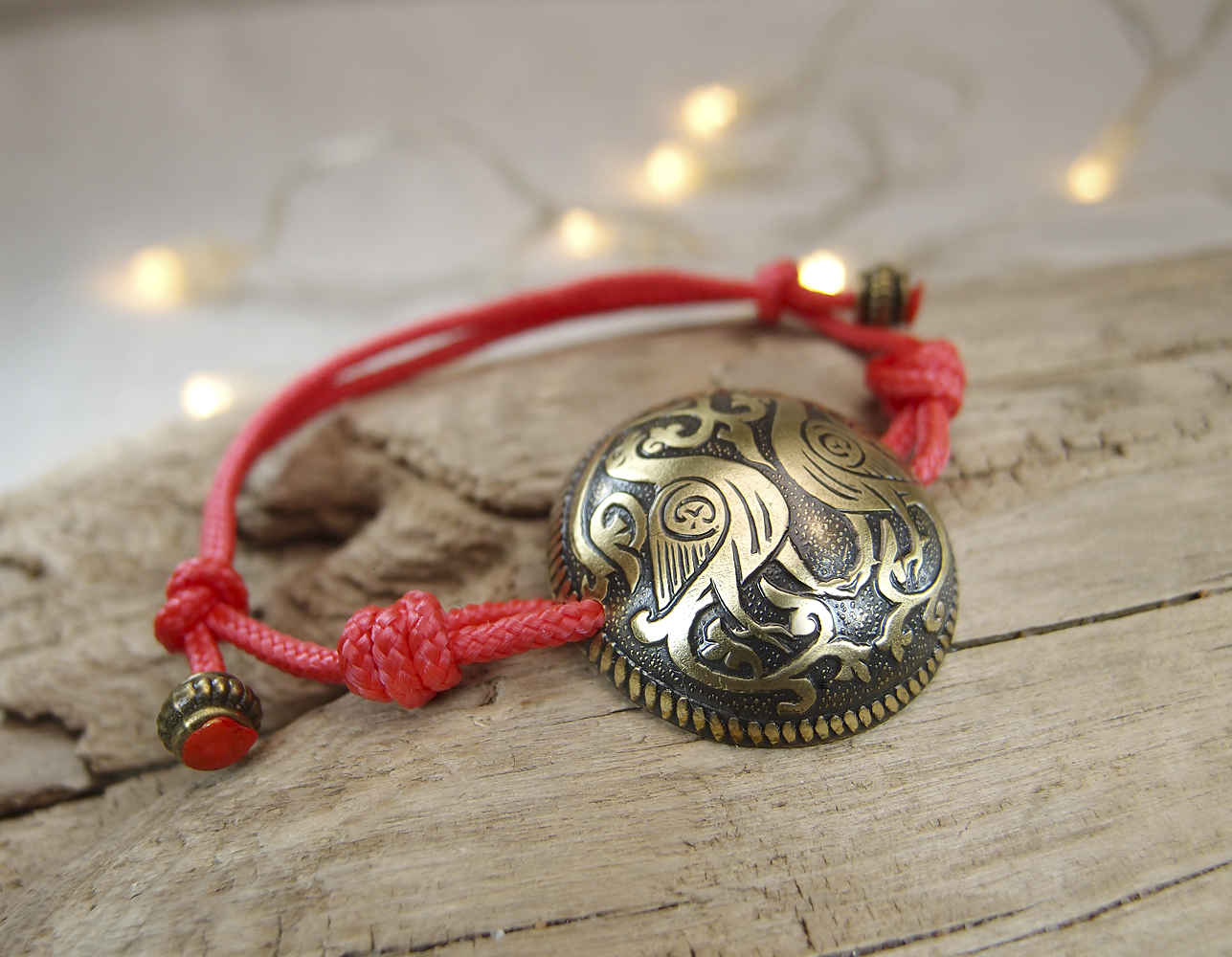 Spherical bracelet-lace "Suzdal pigeons"