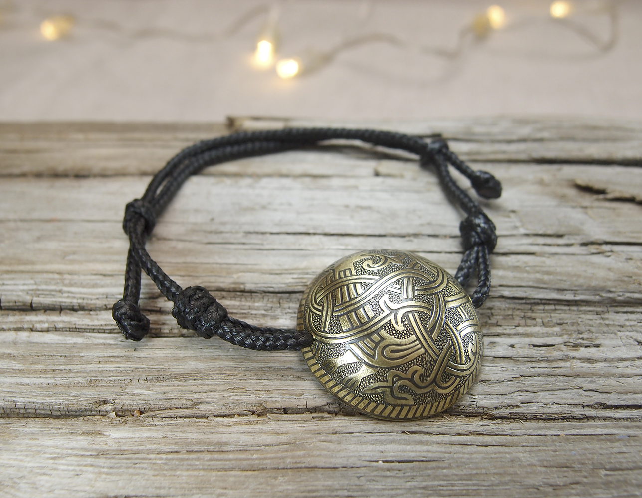 Spherical lace bracelet "Unknown animal"